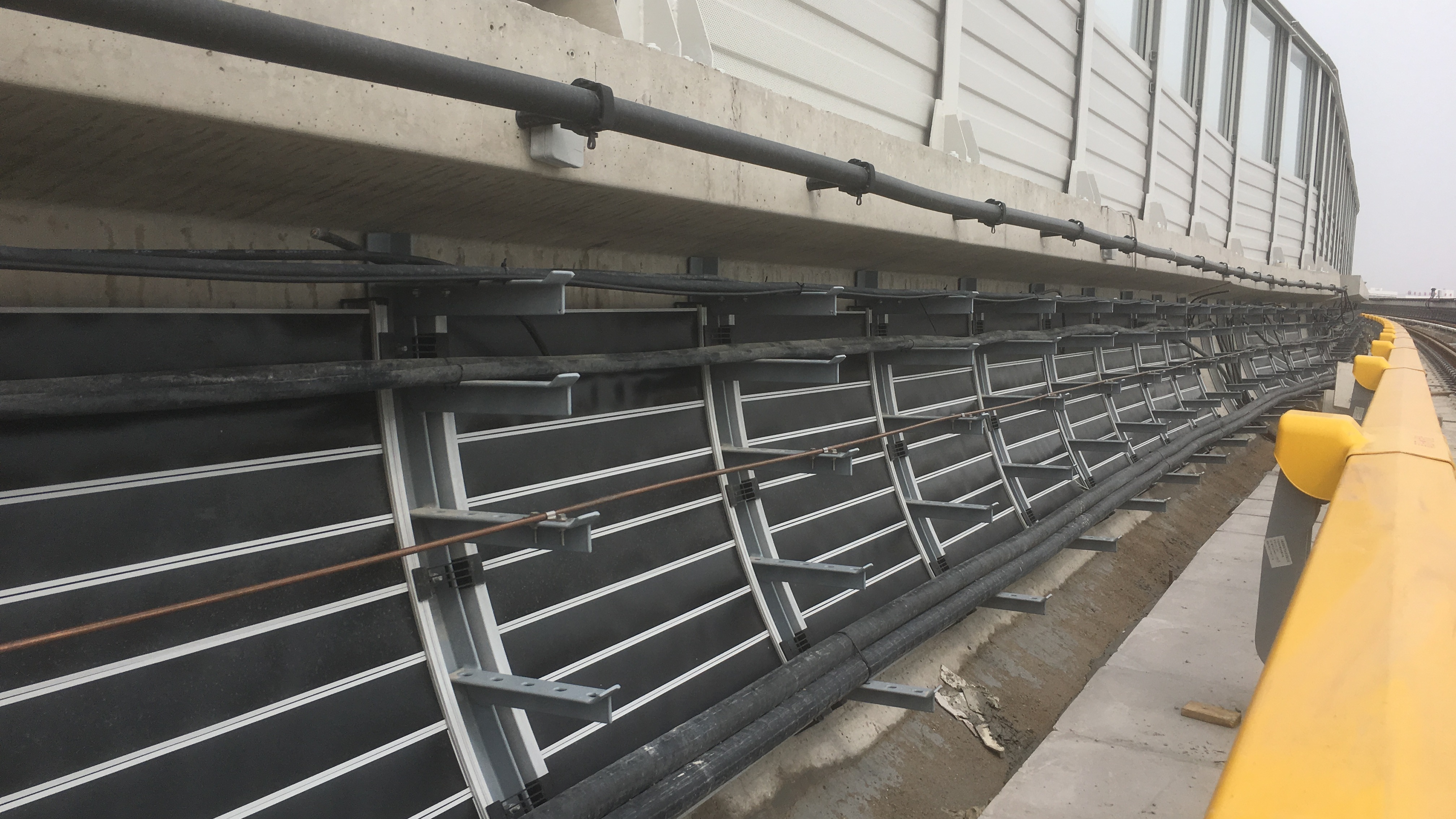 Served as core supplier for Qingdao Metro Line 11, providing cable tray supports, fire protection brackets, seismic bracing systems and evacuation walkways.